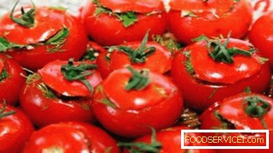 Armenialaistyyliset suolatut tomaatit valkosipulilla